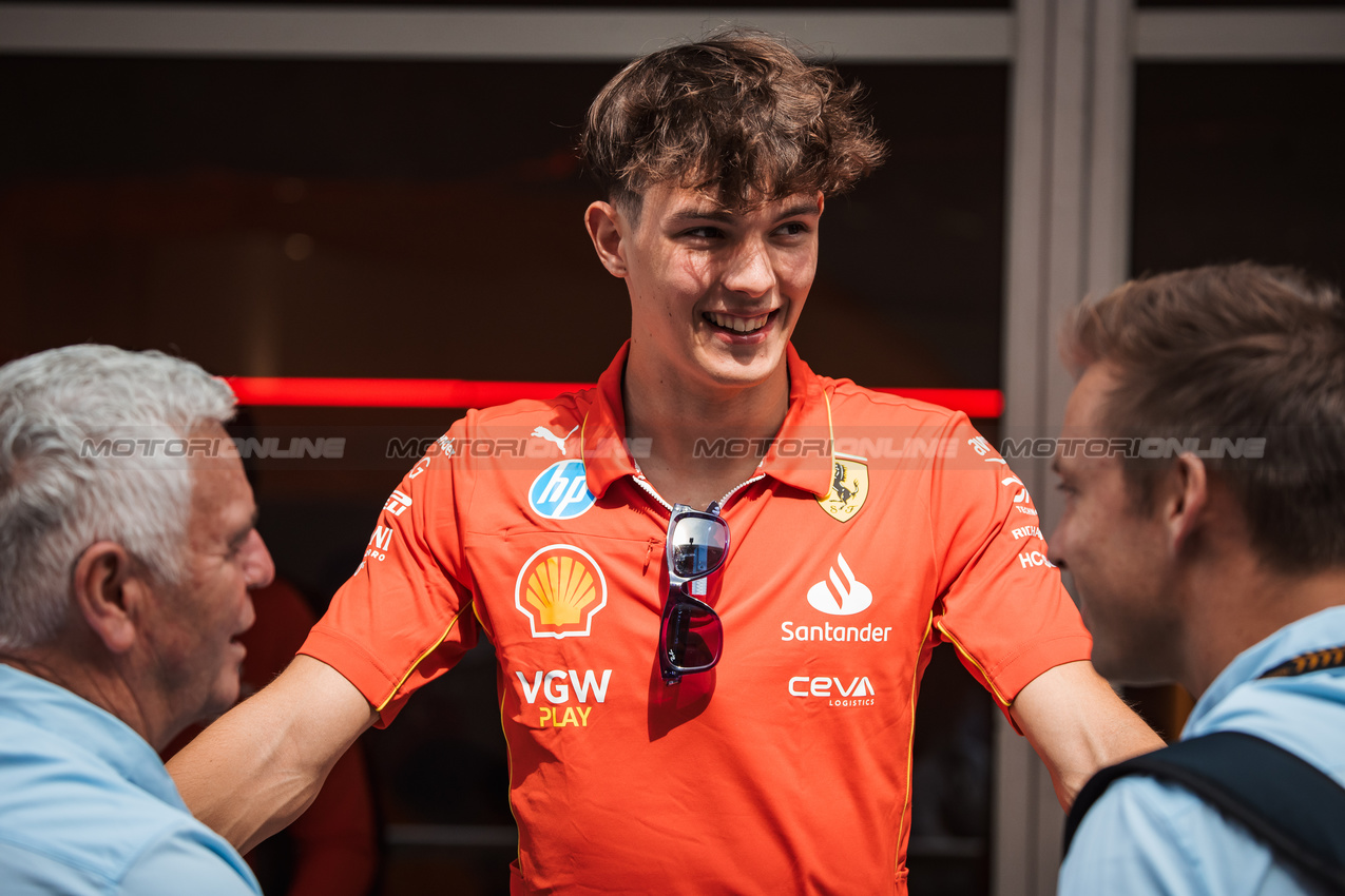 GP STATI UNITI, Oliver Bearman (GBR) Ferrari Reserve Driver with Derek Warwick (GBR) FIA Steward (Left).

17.10.2024. Formula 1 World Championship, Rd 19, United States Grand Prix, Austin, Texas, USA, Preparation Day.

- www.xpbimages.com, EMail: requests@xpbimages.com © Copyright: Bearne / XPB Images