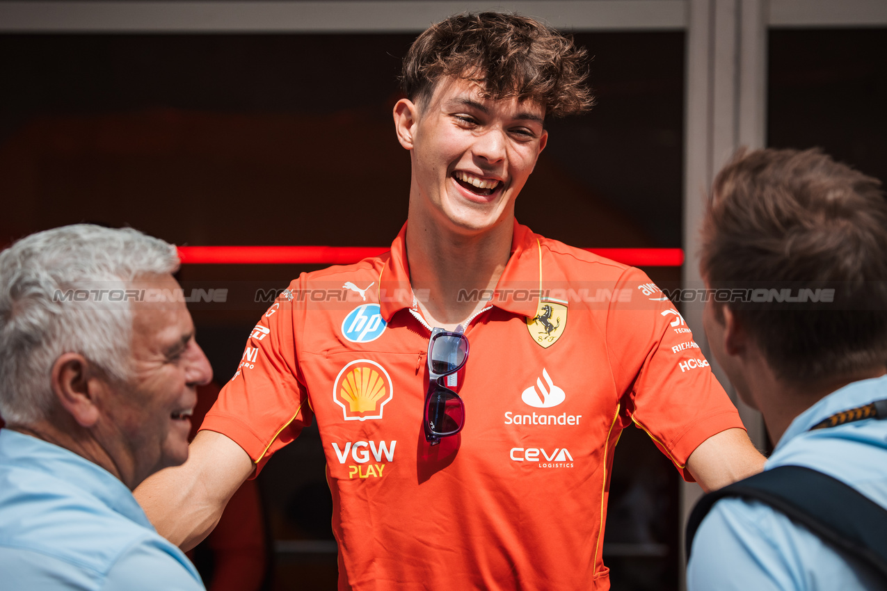 GP STATI UNITI, Oliver Bearman (GBR) Ferrari Reserve Driver with Derek Warwick (GBR) FIA Steward (Left).

17.10.2024. Formula 1 World Championship, Rd 19, United States Grand Prix, Austin, Texas, USA, Preparation Day.

- www.xpbimages.com, EMail: requests@xpbimages.com © Copyright: Bearne / XPB Images