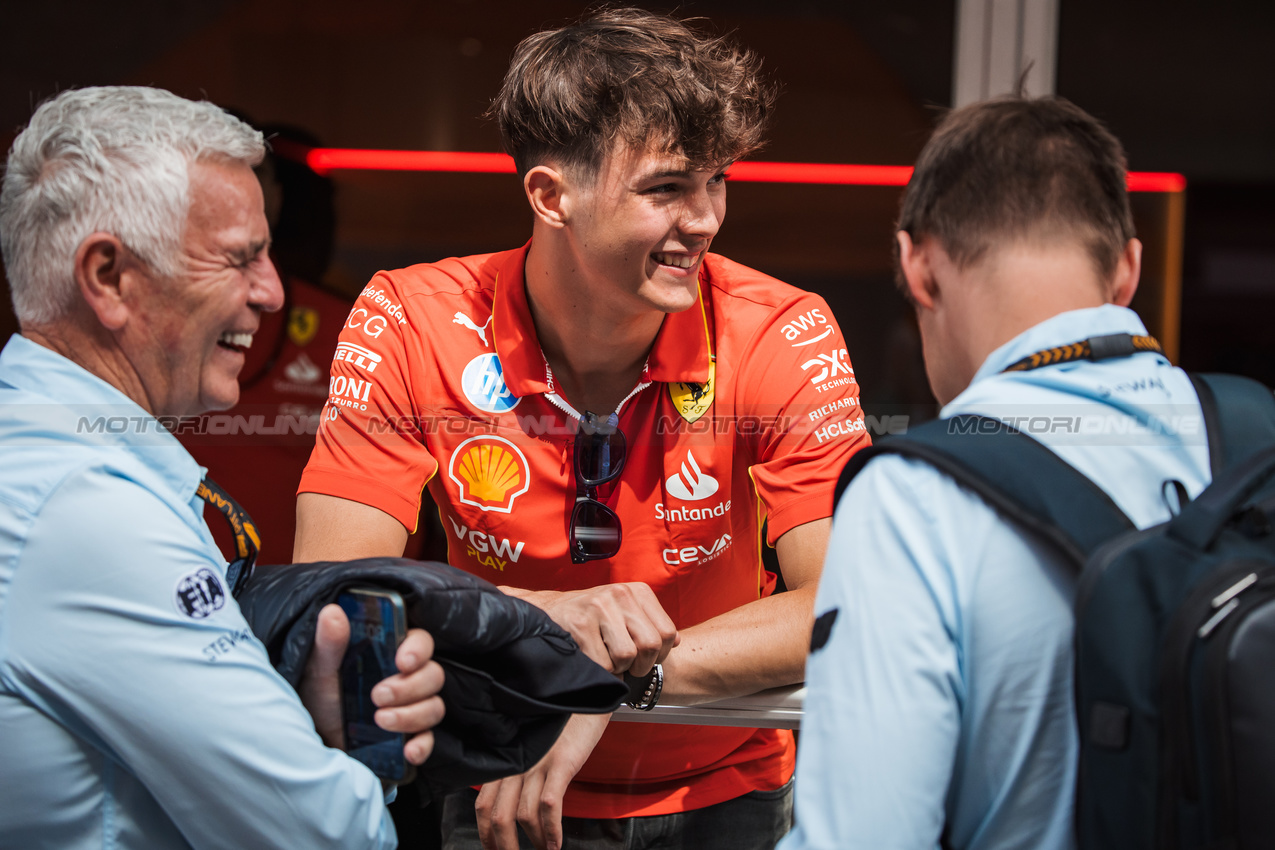 GP STATI UNITI, Oliver Bearman (GBR) Ferrari Reserve Driver with Derek Warwick (GBR) FIA Steward (Left).

17.10.2024. Formula 1 World Championship, Rd 19, United States Grand Prix, Austin, Texas, USA, Preparation Day.

- www.xpbimages.com, EMail: requests@xpbimages.com © Copyright: Bearne / XPB Images