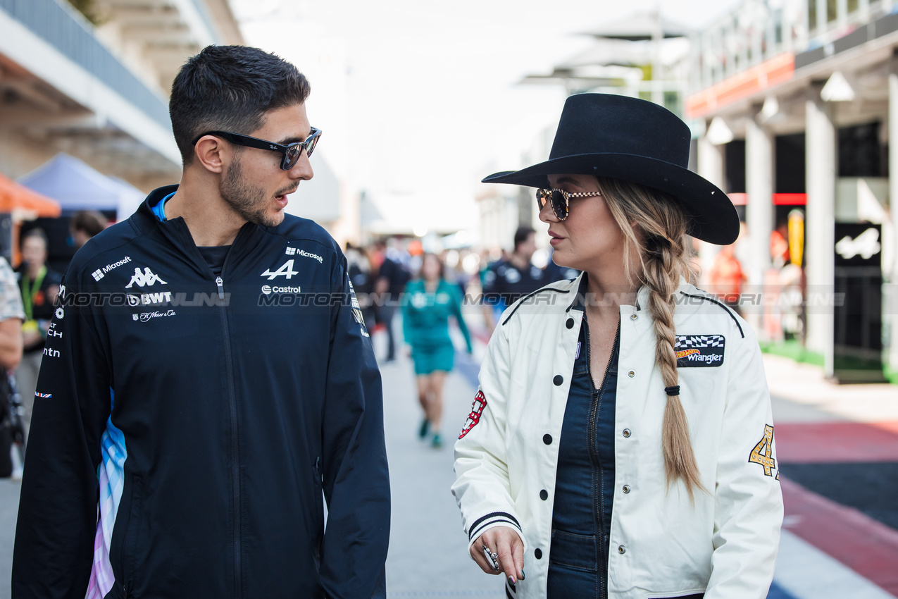 GP STATI UNITI, (L to R): Esteban Ocon (FRA) Alpine F1 Team with Lainey Wilson (USA) Singer.

17.10.2024. Formula 1 World Championship, Rd 19, United States Grand Prix, Austin, Texas, USA, Preparation Day.

- www.xpbimages.com, EMail: requests@xpbimages.com © Copyright: Bearne / XPB Images