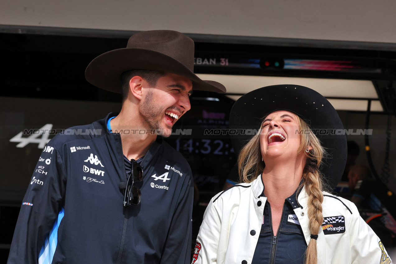 GP STATI UNITI, Esteban Ocon (FRA) Alpine F1 Team with Lainey Wilson (USA) Singer.

17.10.2024. Formula 1 World Championship, Rd 19, United States Grand Prix, Austin, Texas, USA, Preparation Day.

- www.xpbimages.com, EMail: requests@xpbimages.com © Copyright: Moy / XPB Images