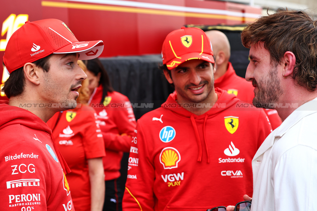 GP STATI UNITI, Charles Leclerc (MON) Ferrari e Carlos Sainz Jr (ESP) Ferrari with Paul Mescal (IRE) Actor. 

17.10.2024. Formula 1 World Championship, Rd 19, United States Grand Prix, Austin, Texas, USA, Preparation Day.

 - www.xpbimages.com, EMail: requests@xpbimages.com © Copyright: Coates / XPB Images