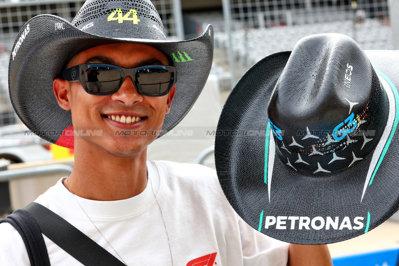 GP STATI UNITI, Circuit Atmosfera - Mercedes AMG F1 fan with hats.

17.10.2024. Formula 1 World Championship, Rd 19, United States Grand Prix, Austin, Texas, USA, Preparation Day.

 - www.xpbimages.com, EMail: requests@xpbimages.com © Copyright: Coates / XPB Images