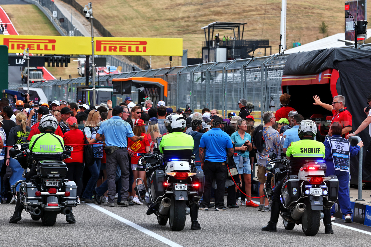 GP STATI UNITI, Circuit Atmosfera - Police on motorbikes in the pits with fans.

17.10.2024. Formula 1 World Championship, Rd 19, United States Grand Prix, Austin, Texas, USA, Preparation Day.

 - www.xpbimages.com, EMail: requests@xpbimages.com © Copyright: Coates / XPB Images