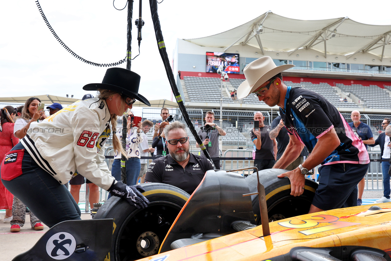 GP STATI UNITI, (L to R): Lainey Wilson (USA) Singer with Pierre Gasly (FRA) Alpine F1 Team.

17.10.2024. Formula 1 World Championship, Rd 19, United States Grand Prix, Austin, Texas, USA, Preparation Day.

- www.xpbimages.com, EMail: requests@xpbimages.com © Copyright: Moy / XPB Images