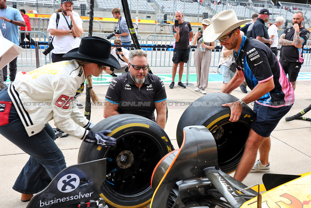 GP STATI UNITI, (L to R): Lainey Wilson (USA) Singer with Pierre Gasly (FRA) Alpine F1 Team.

17.10.2024. Formula 1 World Championship, Rd 19, United States Grand Prix, Austin, Texas, USA, Preparation Day.

- www.xpbimages.com, EMail: requests@xpbimages.com © Copyright: Moy / XPB Images