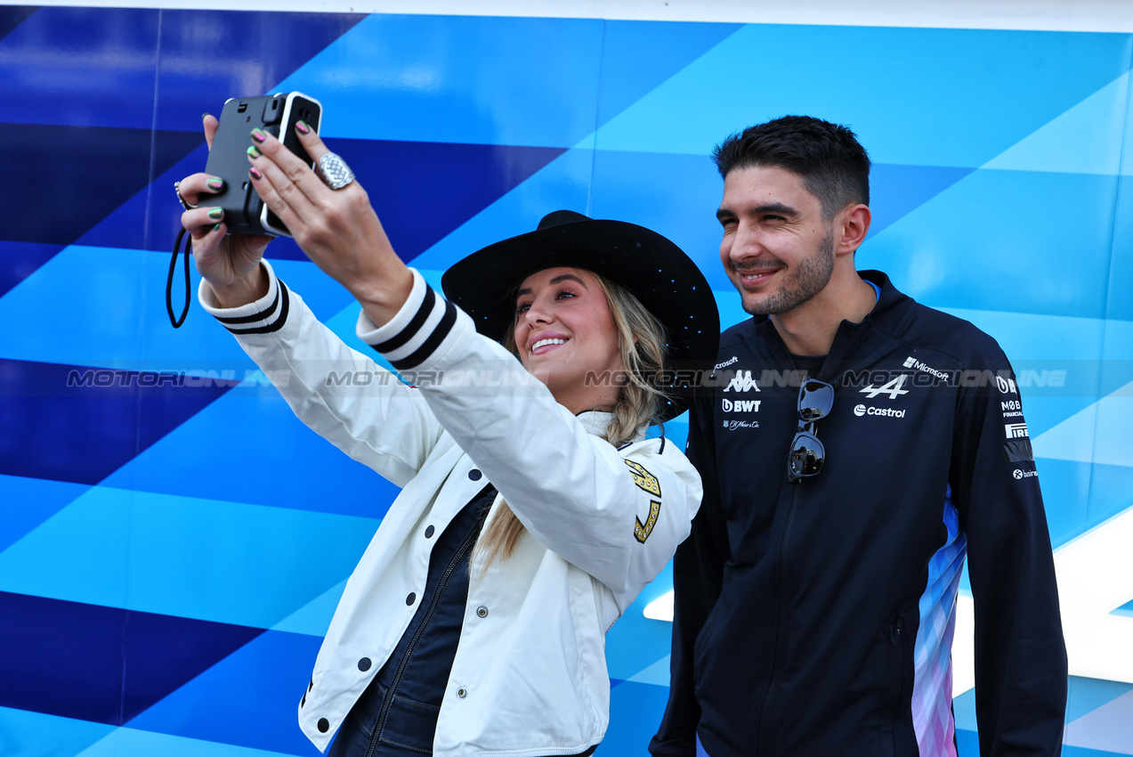 GP STATI UNITI, Esteban Ocon (FRA) Alpine F1 Team with Lainey Wilson (USA) Singer. 

17.10.2024. Formula 1 World Championship, Rd 19, United States Grand Prix, Austin, Texas, USA, Preparation Day.

- www.xpbimages.com, EMail: requests@xpbimages.com © Copyright: Moy / XPB Images