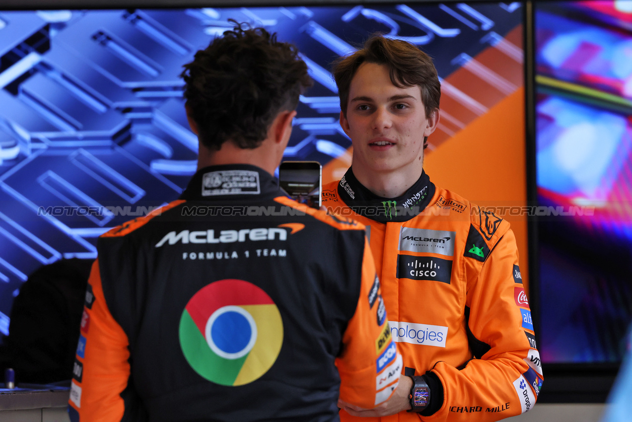 GP STATI UNITI, Oscar Piastri (AUS) McLaren with team mate Lando Norris (GBR) McLaren.

17.10.2024. Formula 1 World Championship, Rd 19, United States Grand Prix, Austin, Texas, USA, Preparation Day.

 - www.xpbimages.com, EMail: requests@xpbimages.com © Copyright: Rew / XPB Images