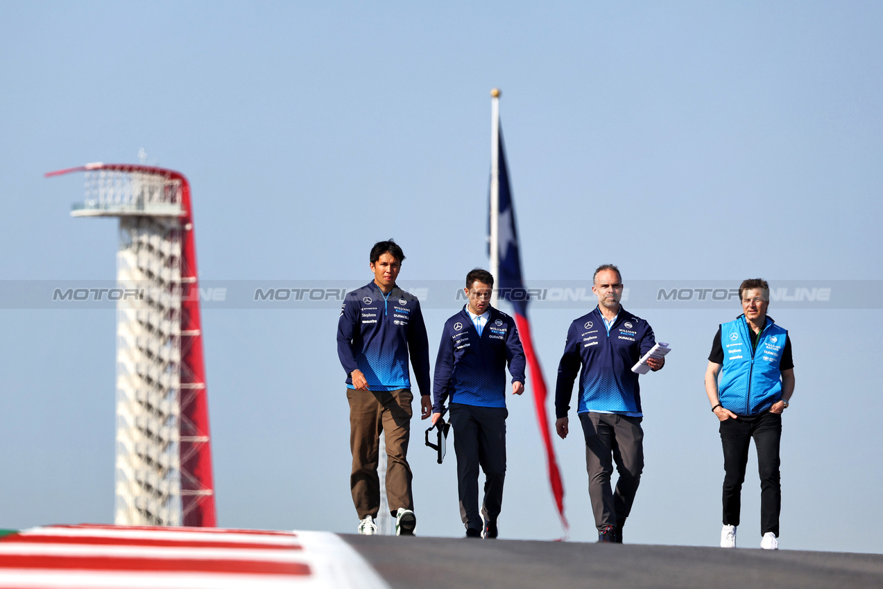 GP STATI UNITI, Alexander Albon (THA) Williams Racing walks the circuit with the team.

17.10.2024. Formula 1 World Championship, Rd 19, United States Grand Prix, Austin, Texas, USA, Preparation Day.

- www.xpbimages.com, EMail: requests@xpbimages.com © Copyright: Bearne / XPB Images