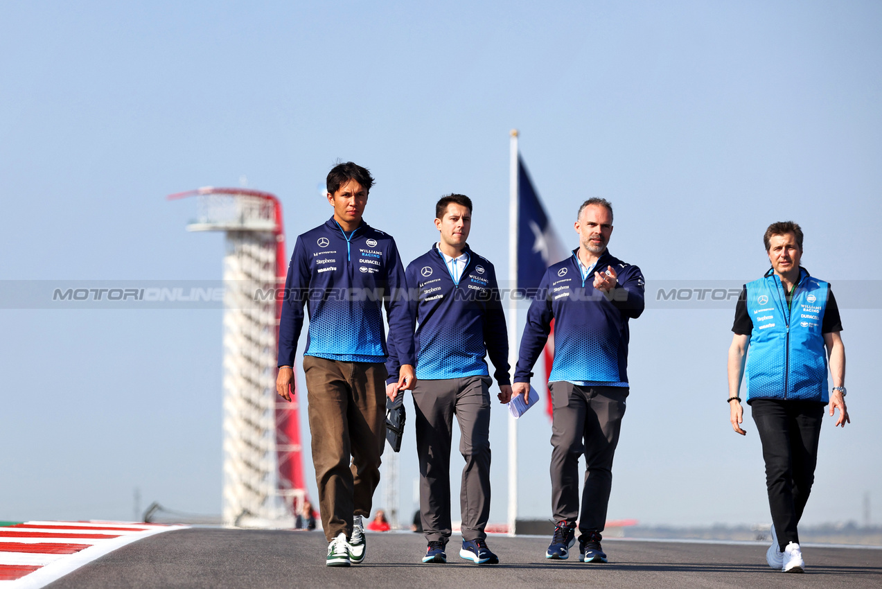 GP STATI UNITI, Alexander Albon (THA) Williams Racing walks the circuit with the team.

17.10.2024. Formula 1 World Championship, Rd 19, United States Grand Prix, Austin, Texas, USA, Preparation Day.

- www.xpbimages.com, EMail: requests@xpbimages.com © Copyright: Bearne / XPB Images