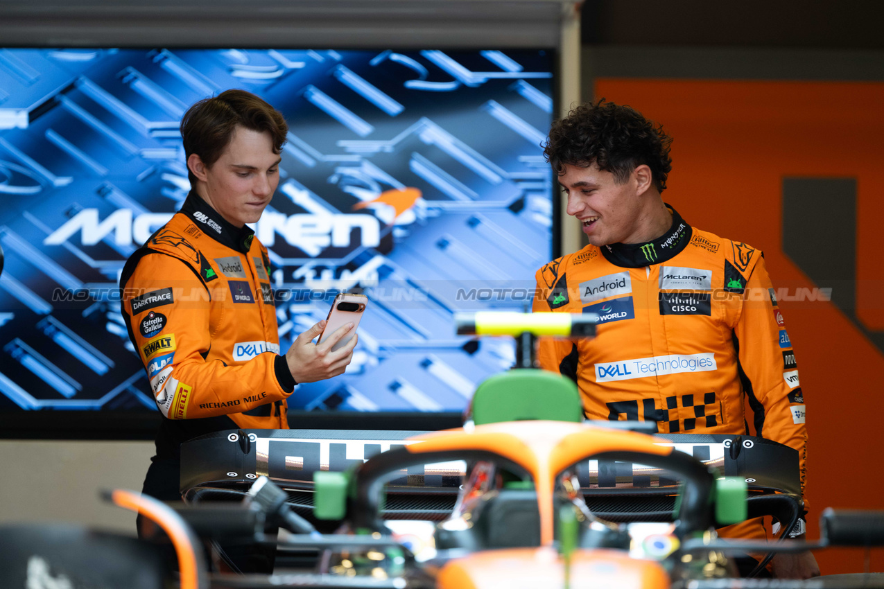 GP STATI UNITI, (L to R): Oscar Piastri (AUS) McLaren with Lando Norris (GBR) McLaren.

17.10.2024. Formula 1 World Championship, Rd 19, United States Grand Prix, Austin, Texas, USA, Preparation Day.

- www.xpbimages.com, EMail: requests@xpbimages.com © Copyright: Price / XPB Images