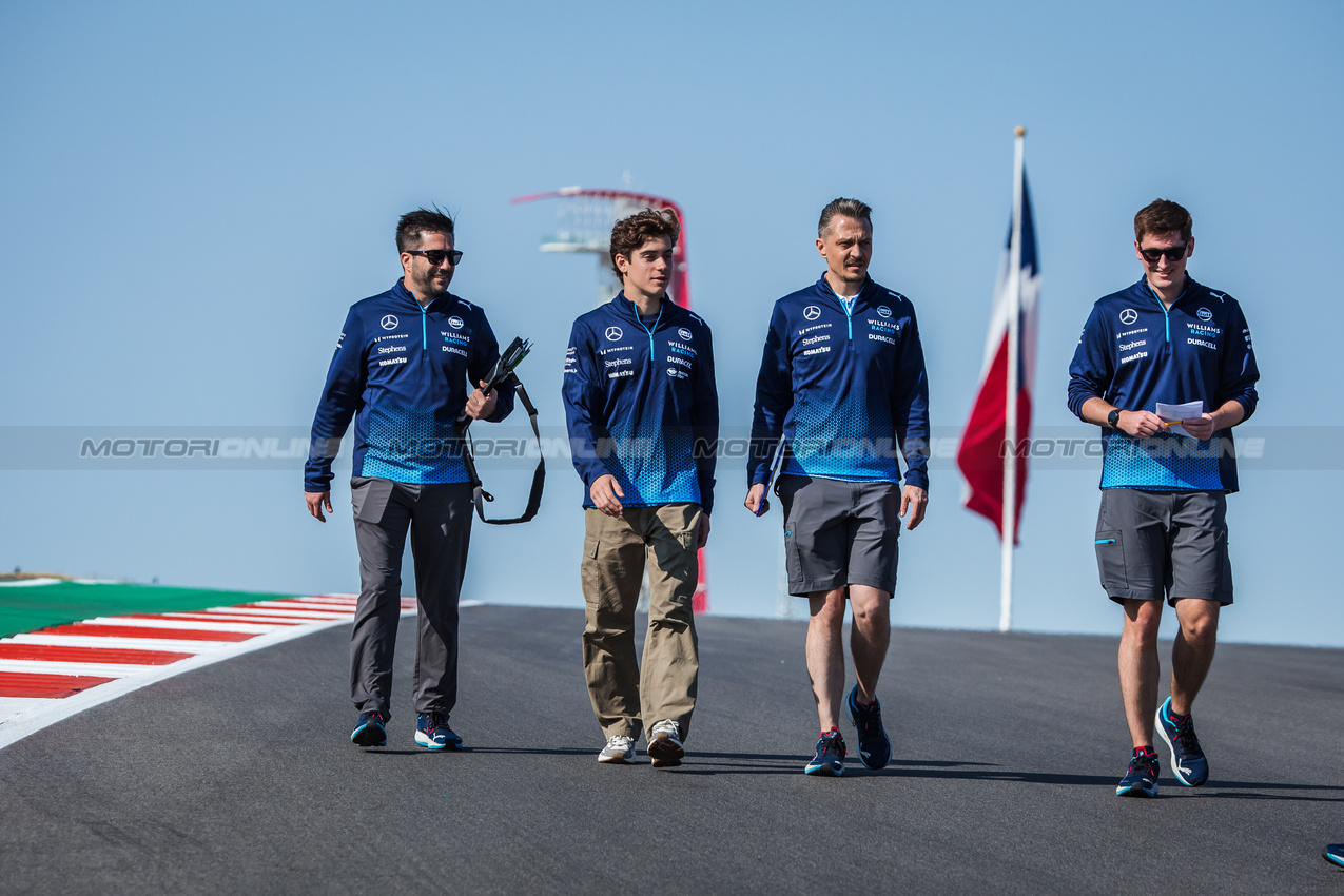 GP STATI UNITI, Franco Colapinto (ARG) Williams Racing walks the circuit with the team.

17.10.2024. Formula 1 World Championship, Rd 19, United States Grand Prix, Austin, Texas, USA, Preparation Day.

- www.xpbimages.com, EMail: requests@xpbimages.com © Copyright: Bearne / XPB Images