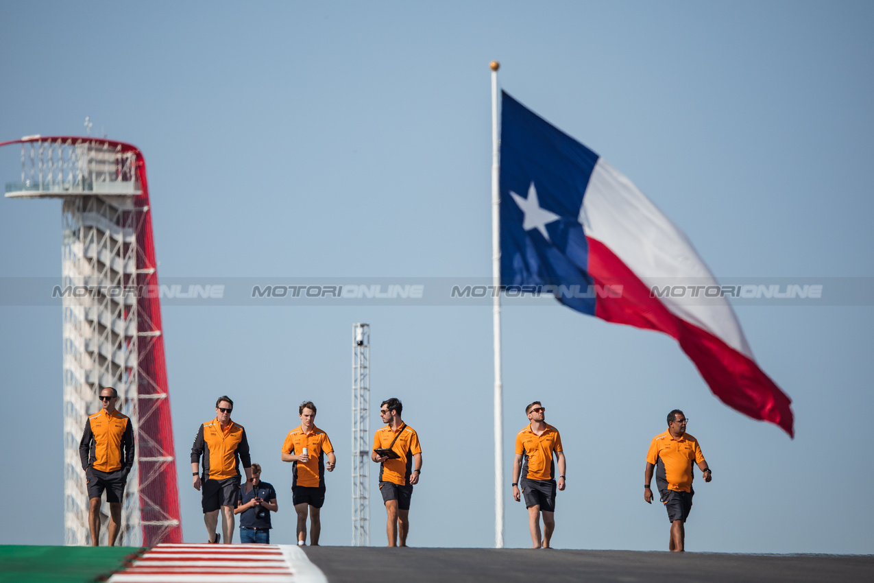 GP STATI UNITI, Oscar Piastri (AUS) McLaren walks the circuit with the team.

17.10.2024. Formula 1 World Championship, Rd 19, United States Grand Prix, Austin, Texas, USA, Preparation Day.

- www.xpbimages.com, EMail: requests@xpbimages.com © Copyright: Bearne / XPB Images