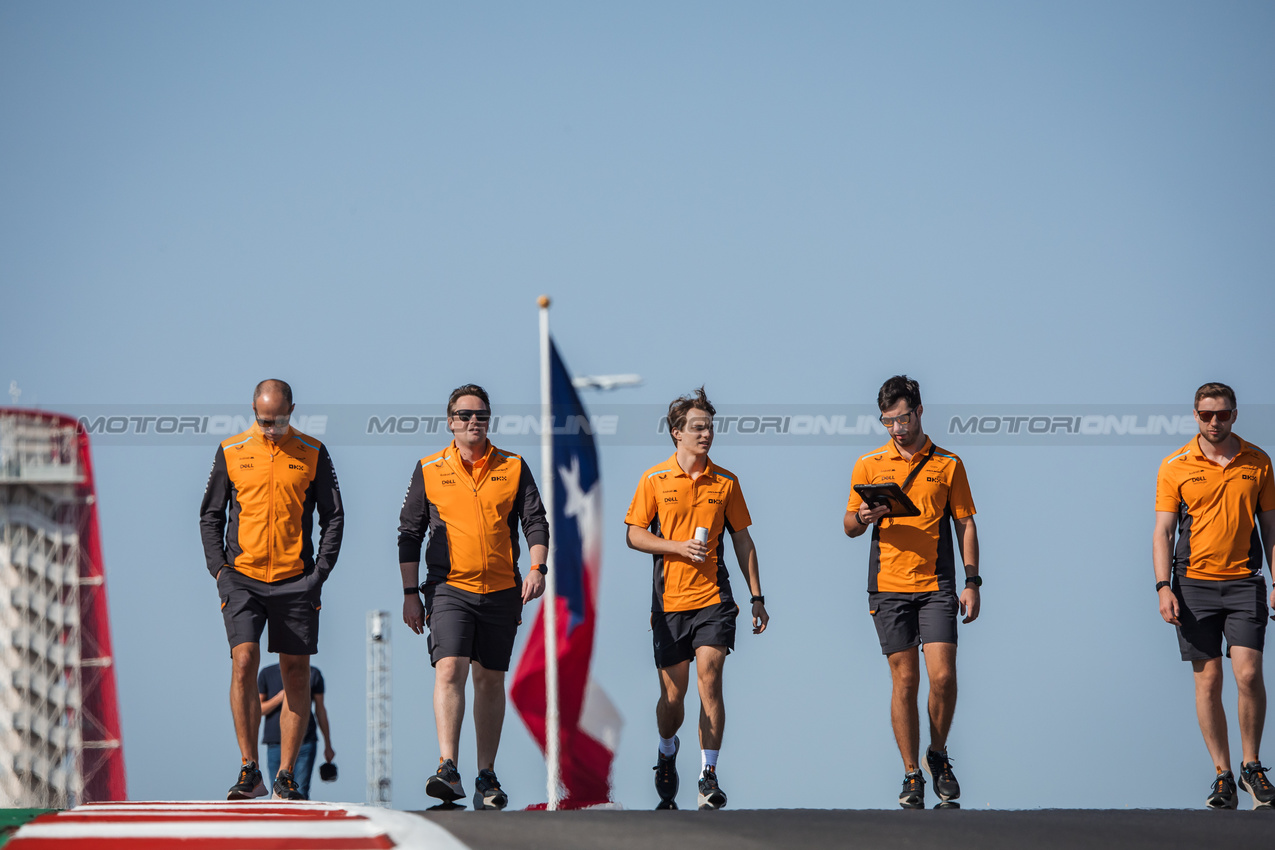 GP STATI UNITI, Oscar Piastri (AUS) McLaren walks the circuit with the team.

17.10.2024. Formula 1 World Championship, Rd 19, United States Grand Prix, Austin, Texas, USA, Preparation Day.

- www.xpbimages.com, EMail: requests@xpbimages.com © Copyright: Bearne / XPB Images