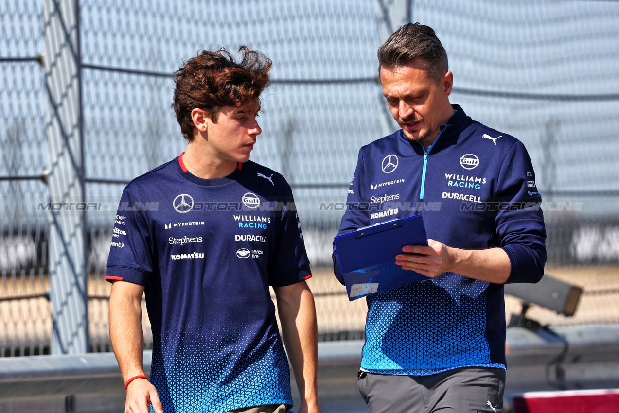 GP STATI UNITI, Franco Colapinto (ARG) Williams Racing walks the circuit with Gaetan Jego, Williams Racing Gara Engineer.

17.10.2024. Formula 1 World Championship, Rd 19, United States Grand Prix, Austin, Texas, USA, Preparation Day.

- www.xpbimages.com, EMail: requests@xpbimages.com © Copyright: Batchelor / XPB Images