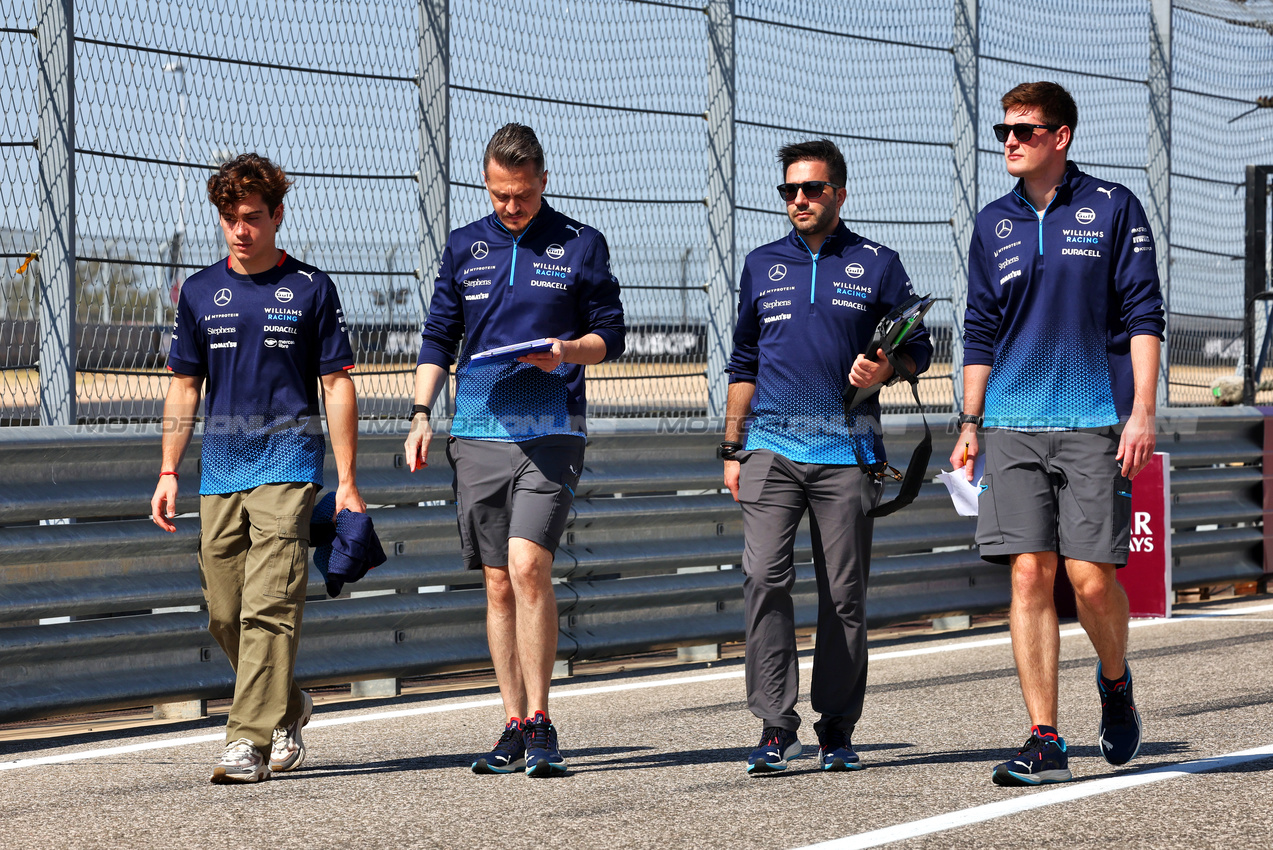 GP STATI UNITI, Franco Colapinto (ARG) Williams Racing walks the circuit with the team.

17.10.2024. Formula 1 World Championship, Rd 19, United States Grand Prix, Austin, Texas, USA, Preparation Day.

- www.xpbimages.com, EMail: requests@xpbimages.com © Copyright: Batchelor / XPB Images