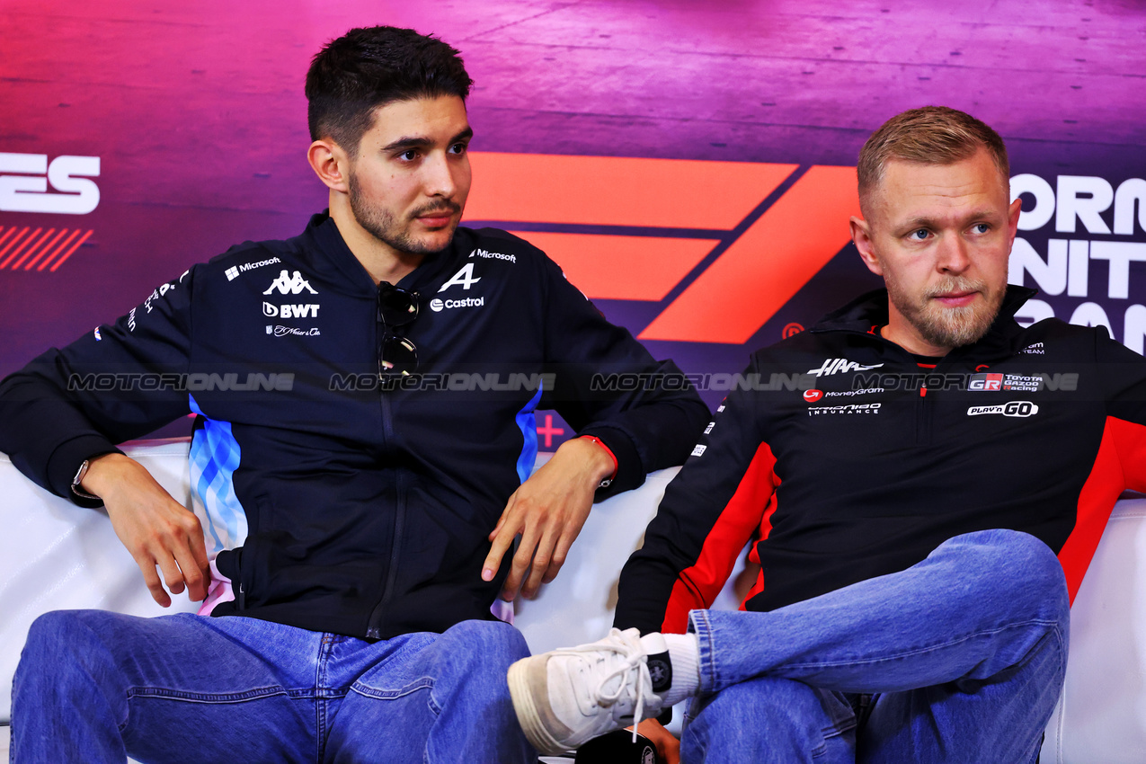 GP STATI UNITI, (L to R): Esteban Ocon (FRA) Alpine F1 Team e Kevin Magnussen (DEN) Haas F1 Team in the FIA Press Conference.

17.10.2024. Formula 1 World Championship, Rd 19, United States Grand Prix, Austin, Texas, USA, Preparation Day.

- www.xpbimages.com, EMail: requests@xpbimages.com © Copyright: Batchelor / XPB Images