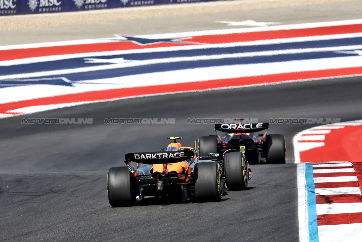 GP STATI UNITI, Lando Norris (GBR) McLaren MCL38.

19.10.2024. Formula 1 World Championship, Rd 19, United States Grand Prix, Austin, Texas, USA, Sprint e Qualifiche Day.

- www.xpbimages.com, EMail: requests@xpbimages.com © Copyright: Bearne / XPB Images