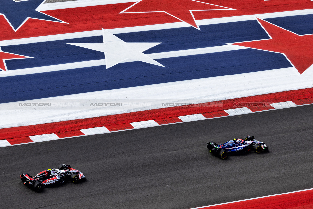 GP STATI UNITI, Yuki Tsunoda (JPN) RB VCARB 01 davanti a Nico Hulkenberg (GER) Haas VF-24.

19.10.2024. Formula 1 World Championship, Rd 19, United States Grand Prix, Austin, Texas, USA, Sprint e Qualifiche Day.

 - www.xpbimages.com, EMail: requests@xpbimages.com © Copyright: Rew / XPB Images