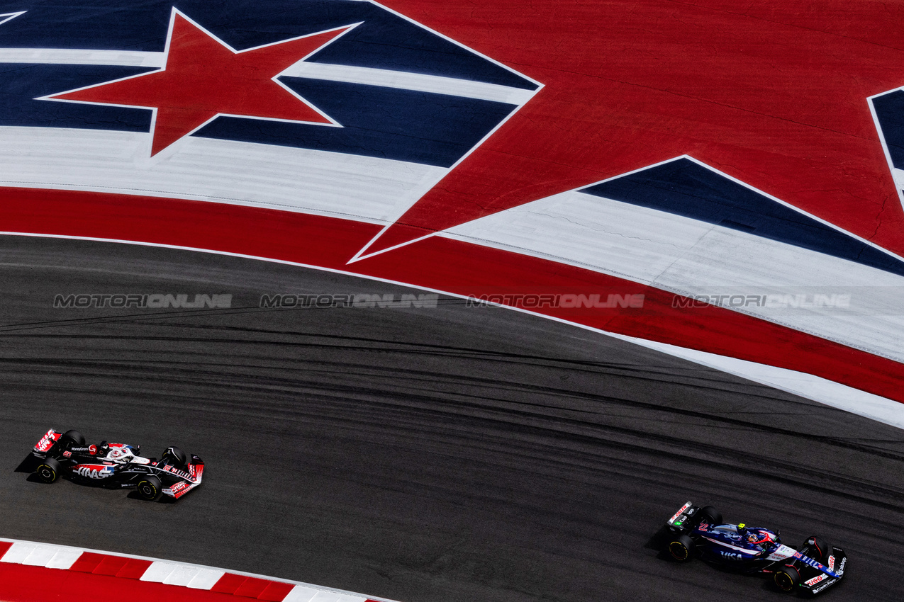 GP STATI UNITI, Yuki Tsunoda (JPN) RB VCARB 01 davanti a Kevin Magnussen (DEN) Haas VF-24.

19.10.2024. Formula 1 World Championship, Rd 19, United States Grand Prix, Austin, Texas, USA, Sprint e Qualifiche Day.

 - www.xpbimages.com, EMail: requests@xpbimages.com © Copyright: Rew / XPB Images