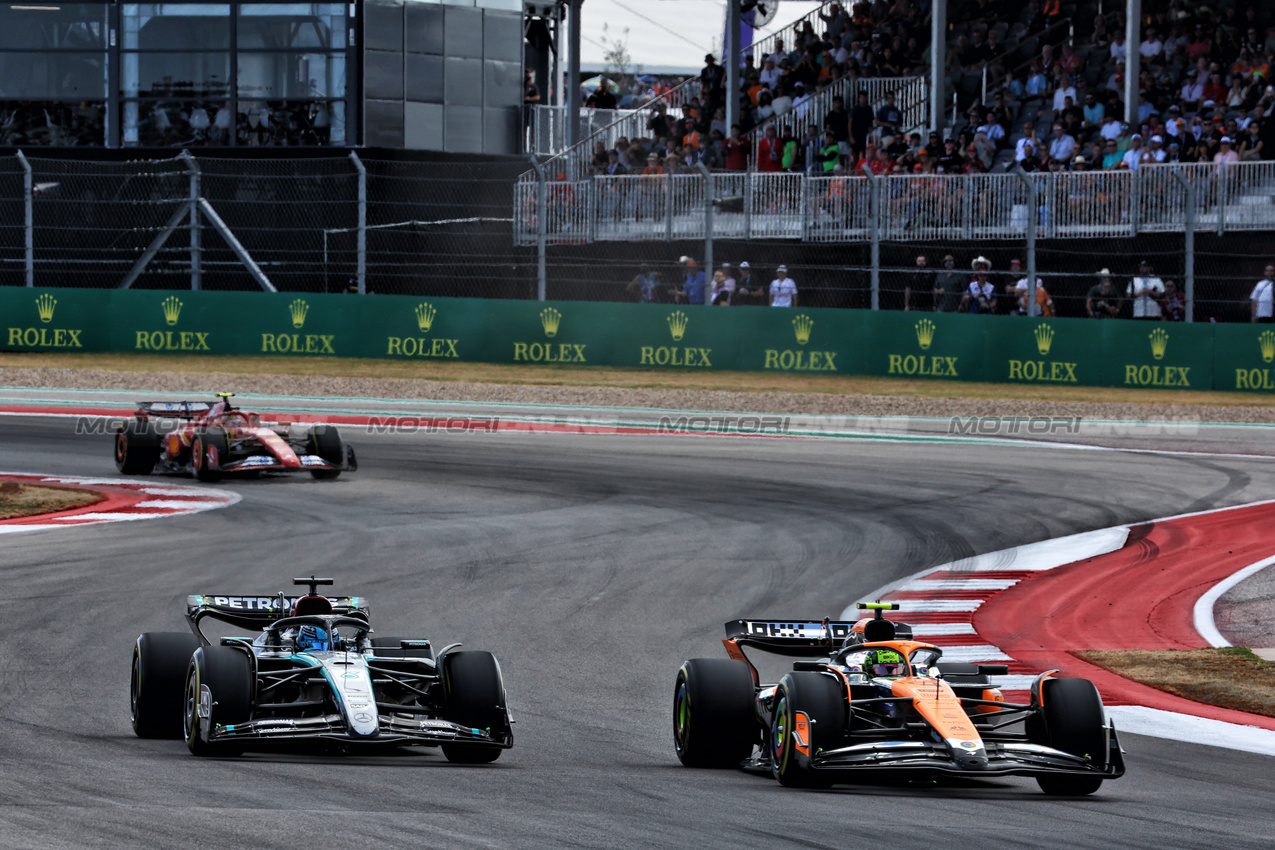 GP STATI UNITI, Lando Norris (GBR) McLaren MCL38 e George Russell (GBR) Mercedes AMG F1 W15 battle for position.

19.10.2024. Formula 1 World Championship, Rd 19, United States Grand Prix, Austin, Texas, USA, Sprint e Qualifiche Day.

 - www.xpbimages.com, EMail: requests@xpbimages.com © Copyright: Coates / XPB Images