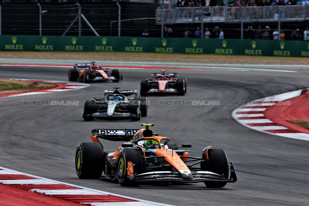 GP STATI UNITI, Lando Norris (GBR) McLaren MCL38.

19.10.2024. Formula 1 World Championship, Rd 19, United States Grand Prix, Austin, Texas, USA, Sprint e Qualifiche Day.

 - www.xpbimages.com, EMail: requests@xpbimages.com © Copyright: Coates / XPB Images