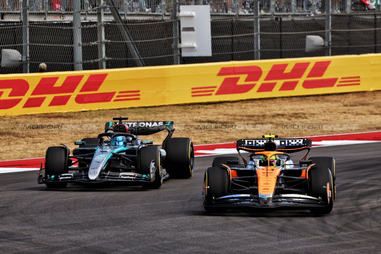 GP STATI UNITI, Lando Norris (GBR) McLaren MCL38 e George Russell (GBR) Mercedes AMG F1 W15 battle for position.

19.10.2024. Formula 1 World Championship, Rd 19, United States Grand Prix, Austin, Texas, USA, Sprint e Qualifiche Day.

 - www.xpbimages.com, EMail: requests@xpbimages.com © Copyright: Coates / XPB Images