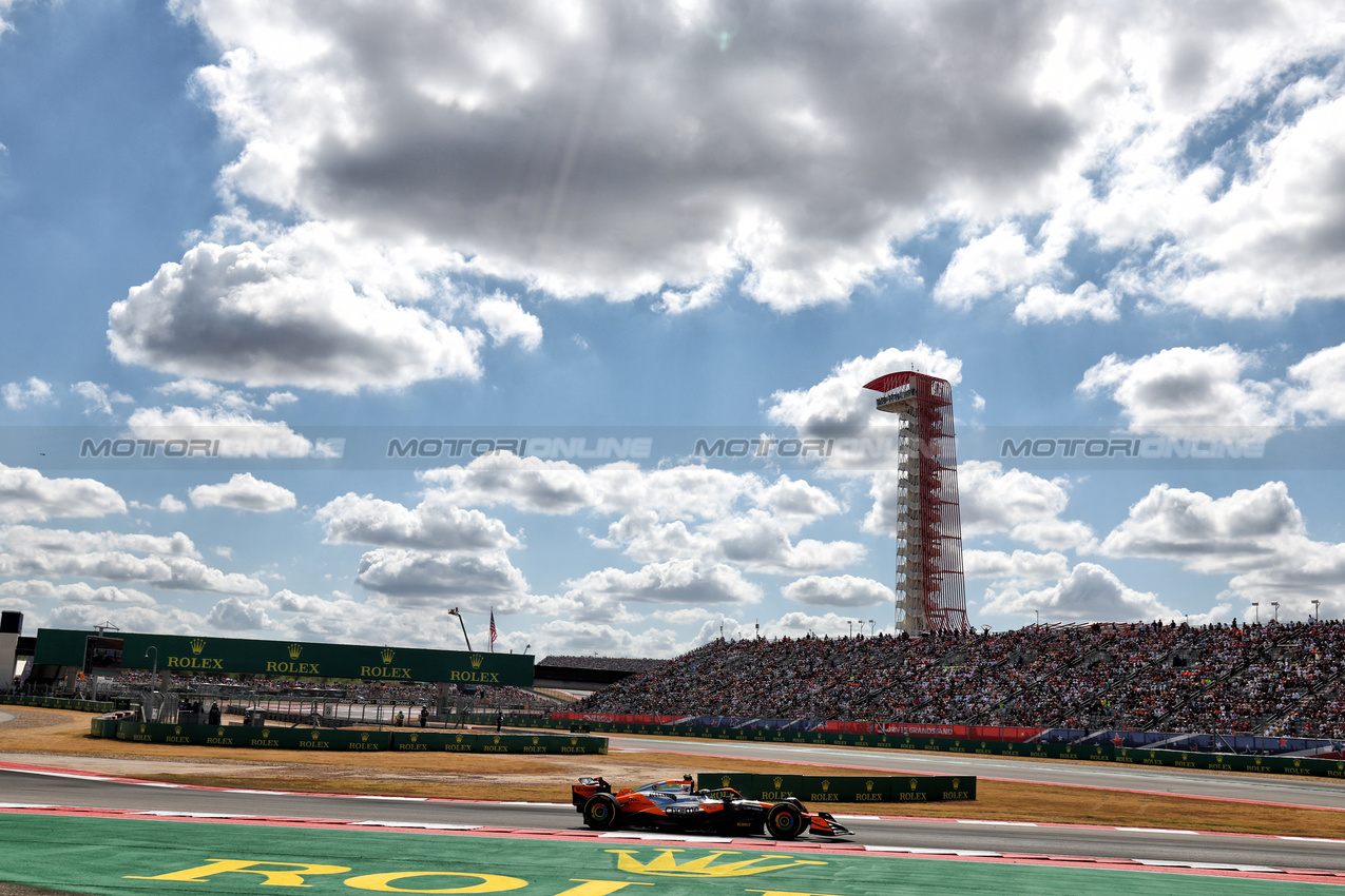 GP STATI UNITI, Lando Norris (GBR) McLaren MCL38.

19.10.2024. Formula 1 World Championship, Rd 19, United States Grand Prix, Austin, Texas, USA, Sprint e Qualifiche Day.

 - www.xpbimages.com, EMail: requests@xpbimages.com © Copyright: Coates / XPB Images