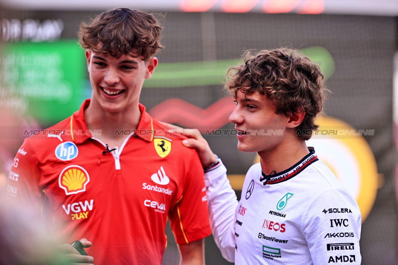 GP STATI UNITI, (L to R): Oliver Bearman (GBR) Ferrari Reserve Driver with Andrea Kimi Antonelli (ITA) Mercedes AMG F1 Junior Driver.

19.10.2024. Formula 1 World Championship, Rd 19, United States Grand Prix, Austin, Texas, USA, Sprint e Qualifiche Day.

- www.xpbimages.com, EMail: requests@xpbimages.com © Copyright: Price / XPB Images