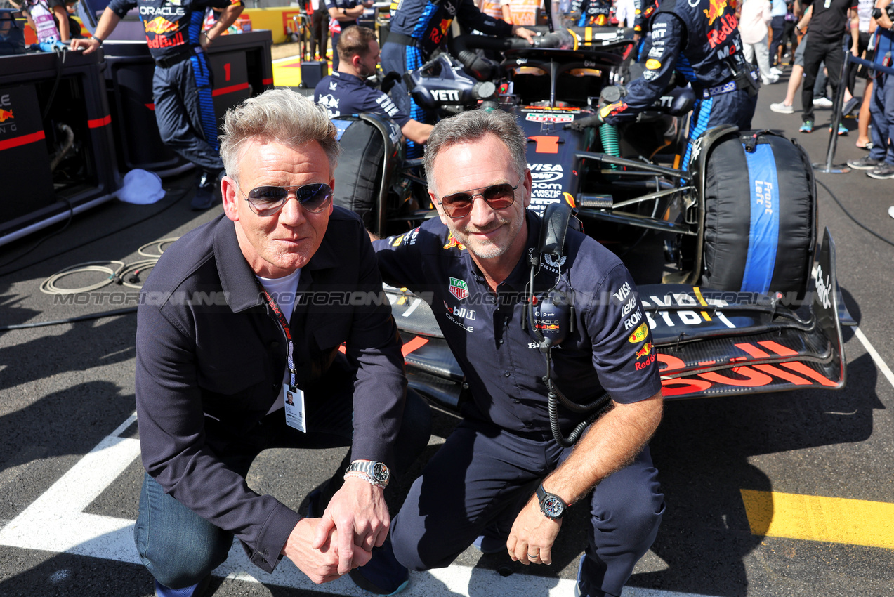 GP STATI UNITI, (L to R): Gordon Ramsey (GBR) Celebrity Chef with Christian Horner (GBR) Red Bull Racing Team Principal on the grid.

19.10.2024. Formula 1 World Championship, Rd 19, United States Grand Prix, Austin, Texas, USA, Sprint e Qualifiche Day.

- www.xpbimages.com, EMail: requests@xpbimages.com © Copyright: Bearne / XPB Images