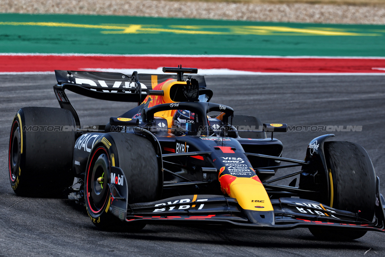 GP STATI UNITI, Sprint winner Max Verstappen (NLD) Red Bull Racing RB20 celebrates at the end of the race.

19.10.2024. Formula 1 World Championship, Rd 19, United States Grand Prix, Austin, Texas, USA, Sprint e Qualifiche Day.

 - www.xpbimages.com, EMail: requests@xpbimages.com © Copyright: Coates / XPB Images