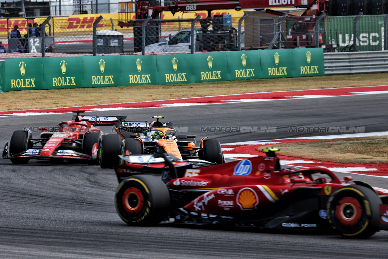 GP STATI UNITI, Lando Norris (GBR) McLaren MCL38 battle for position with Charles Leclerc (MON) Ferrari SF-24 behind Carlos Sainz Jr (ESP) Ferrari SF-24.

19.10.2024. Formula 1 World Championship, Rd 19, United States Grand Prix, Austin, Texas, USA, Sprint e Qualifiche Day.

 - www.xpbimages.com, EMail: requests@xpbimages.com © Copyright: Coates / XPB Images