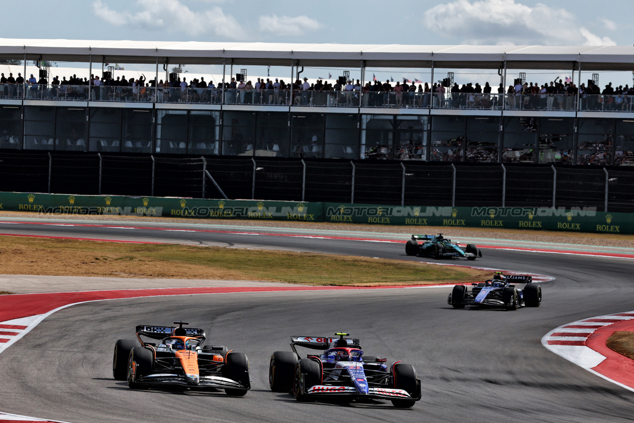 GP STATI UNITI, Oscar Piastri (AUS) McLaren MCL38 e Yuki Tsunoda (JPN) RB VCARB 01 battle for position.

19.10.2024. Formula 1 World Championship, Rd 19, United States Grand Prix, Austin, Texas, USA, Sprint e Qualifiche Day.

 - www.xpbimages.com, EMail: requests@xpbimages.com © Copyright: Coates / XPB Images