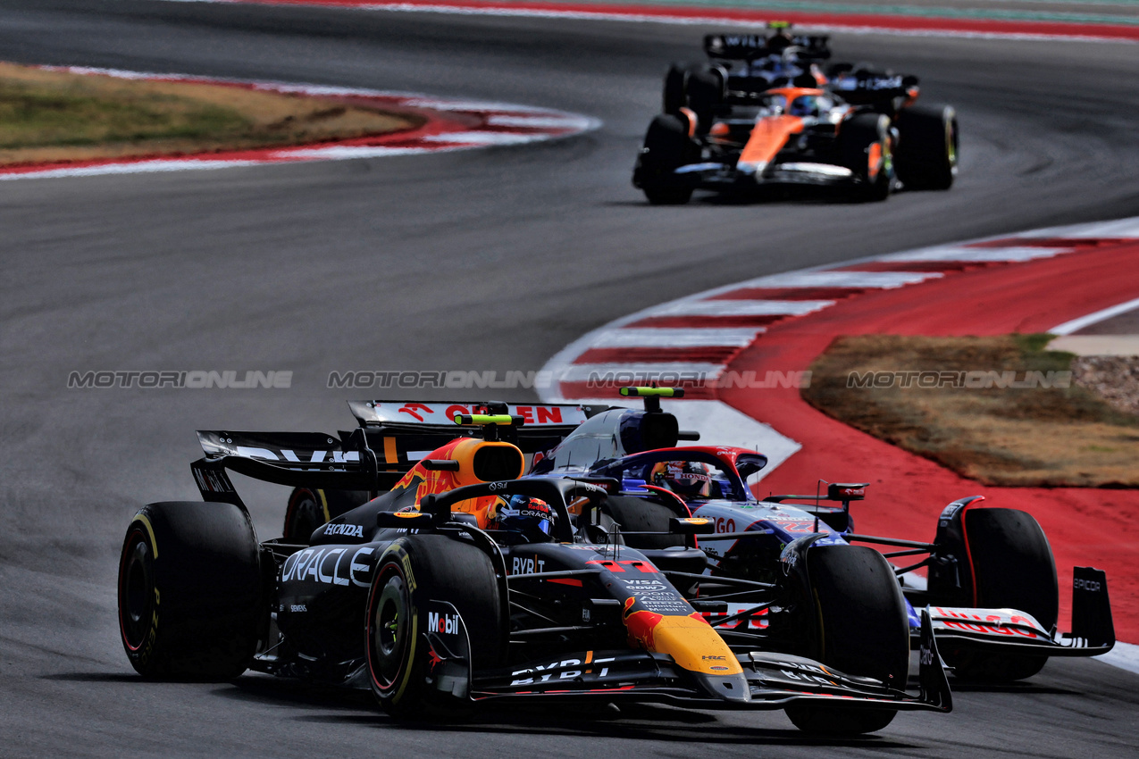 GP STATI UNITI, Sergio Perez (MEX) Red Bull Racing RB20 e Yuki Tsunoda (JPN) RB VCARB 01 battle for position.

19.10.2024. Formula 1 World Championship, Rd 19, United States Grand Prix, Austin, Texas, USA, Sprint e Qualifiche Day.

 - www.xpbimages.com, EMail: requests@xpbimages.com © Copyright: Coates / XPB Images