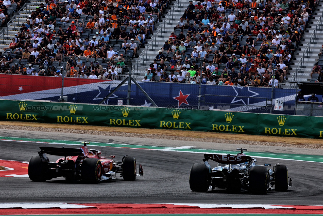 GP STATI UNITI, George Russell (GBR) Mercedes AMG F1 W15 e Carlos Sainz Jr (ESP) Ferrari SF-24 battle for position.

19.10.2024. Formula 1 World Championship, Rd 19, United States Grand Prix, Austin, Texas, USA, Sprint e Qualifiche Day.

 - www.xpbimages.com, EMail: requests@xpbimages.com © Copyright: Coates / XPB Images