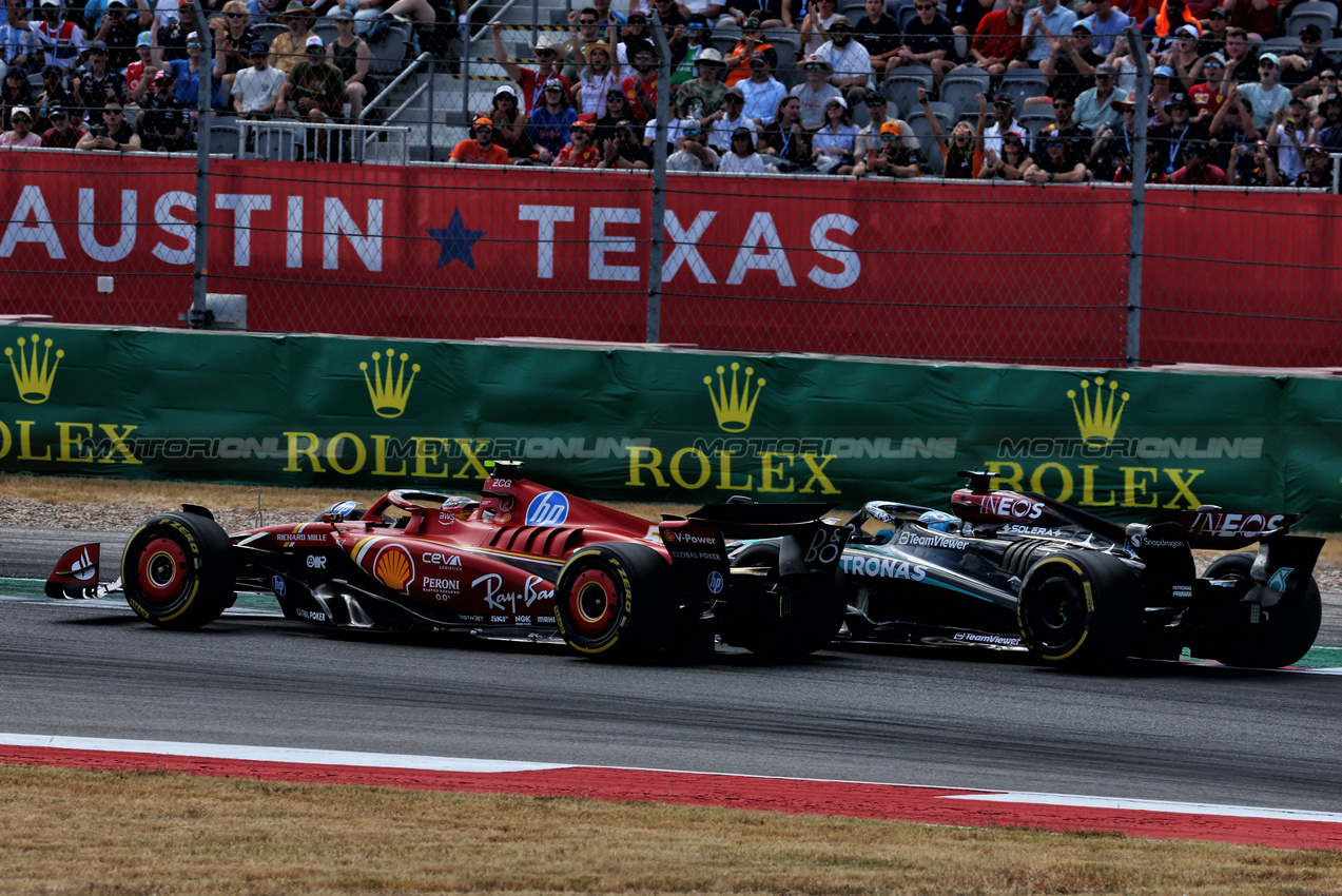 GP STATI UNITI, George Russell (GBR) Mercedes AMG F1 W15 e Carlos Sainz Jr (ESP) Ferrari SF-24 battle for position.

19.10.2024. Formula 1 World Championship, Rd 19, United States Grand Prix, Austin, Texas, USA, Sprint e Qualifiche Day.

 - www.xpbimages.com, EMail: requests@xpbimages.com © Copyright: Coates / XPB Images