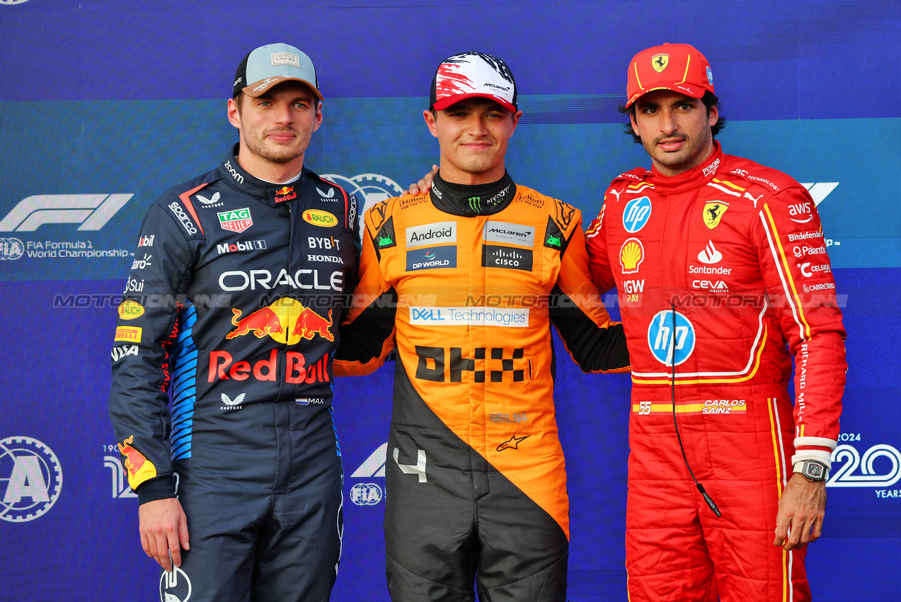 GP STATI UNITI, Qualifiche top three in parc ferme (L to R): Max Verstappen (NLD) Red Bull Racing, second; Lando Norris (GBR) McLaren, pole position; Carlos Sainz Jr (ESP) Ferrari, third.

19.10.2024. Formula 1 World Championship, Rd 19, United States Grand Prix, Austin, Texas, USA, Sprint e Qualifiche Day.

- www.xpbimages.com, EMail: requests@xpbimages.com © Copyright: Batchelor / XPB Images