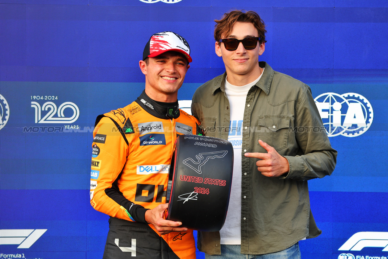 GP STATI UNITI, (L to R): Lando Norris (GBR) McLaren is presented the Pirelli Pole Position Award by Armand 'Mondo' Duplantis (SWE) Pole Vaulter.

19.10.2024. Formula 1 World Championship, Rd 19, United States Grand Prix, Austin, Texas, USA, Sprint e Qualifiche Day.

- www.xpbimages.com, EMail: requests@xpbimages.com © Copyright: Batchelor / XPB Images