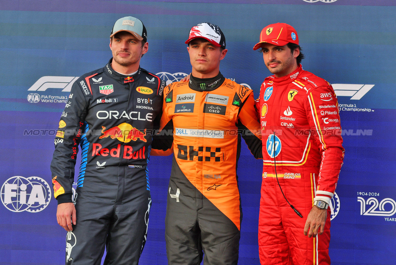 GP STATI UNITI, Qualifiche top three in parc ferme (L to R): Max Verstappen (NLD) Red Bull Racing, second; Lando Norris (GBR) McLaren, pole position; Carlos Sainz Jr (ESP) Ferrari, third.

19.10.2024. Formula 1 World Championship, Rd 19, United States Grand Prix, Austin, Texas, USA, Sprint e Qualifiche Day.

- www.xpbimages.com, EMail: requests@xpbimages.com © Copyright: Moy / XPB Images