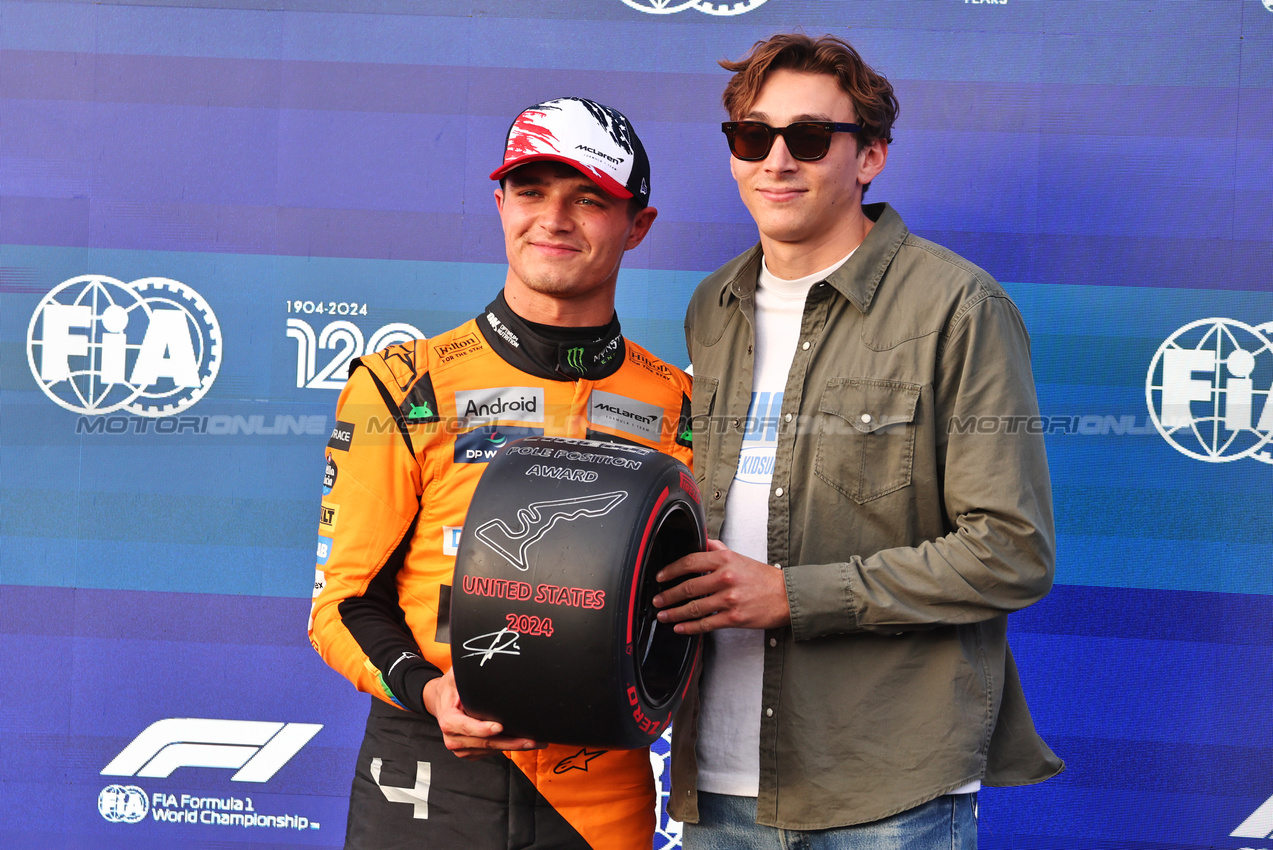 GP STATI UNITI, (L to R): Lando Norris (GBR) McLaren is presented the Pirelli Pole Position Award by Armand 'Mondo' Duplantis (SWE) Pole Vaulter.

19.10.2024. Formula 1 World Championship, Rd 19, United States Grand Prix, Austin, Texas, USA, Sprint e Qualifiche Day.

- www.xpbimages.com, EMail: requests@xpbimages.com © Copyright: Moy / XPB Images