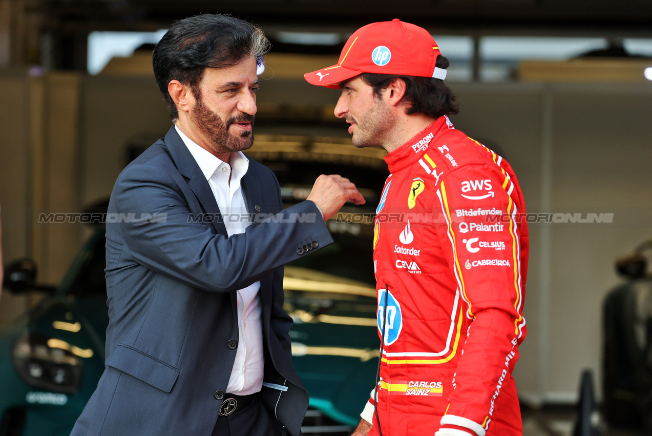 GP STATI UNITI, (L to R): Mohammed Bin Sulayem (UAE) FIA President with third placed Carlos Sainz Jr (ESP) Ferrari in qualifying parc ferme.

19.10.2024. Formula 1 World Championship, Rd 19, United States Grand Prix, Austin, Texas, USA, Sprint e Qualifiche Day.

- www.xpbimages.com, EMail: requests@xpbimages.com © Copyright: Moy / XPB Images