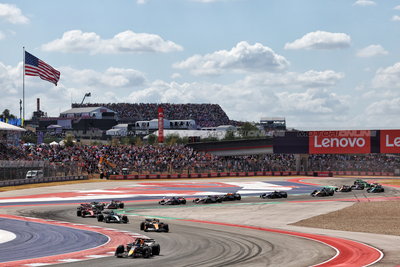 GP STATI UNITI, Max Verstappen (NLD) Red Bull Racing RB20 davanti a at the partenza of Sprint.

19.10.2024. Formula 1 World Championship, Rd 19, United States Grand Prix, Austin, Texas, USA, Sprint e Qualifiche Day.

- www.xpbimages.com, EMail: requests@xpbimages.com © Copyright: Batchelor / XPB Images