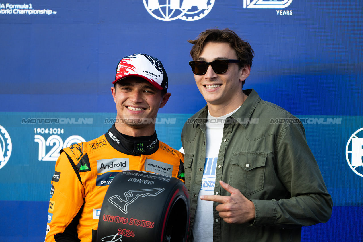 GP STATI UNITI, (L to R): Lando Norris (GBR) McLaren is presented the Pirelli Pole Position Award by Armand 'Mondo' Duplantis (SWE) Pole Vaulter.

19.10.2024. Formula 1 World Championship, Rd 19, United States Grand Prix, Austin, Texas, USA, Sprint e Qualifiche Day.

- www.xpbimages.com, EMail: requests@xpbimages.com © Copyright: Price / XPB Images