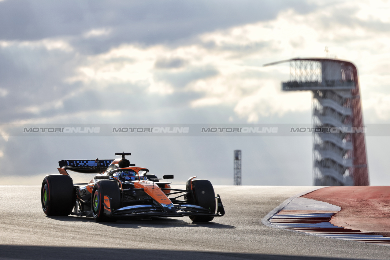 GP STATI UNITI, Oscar Piastri (AUS) McLaren MCL38.

19.10.2024. Formula 1 World Championship, Rd 19, United States Grand Prix, Austin, Texas, USA, Sprint e Qualifiche Day.

 - www.xpbimages.com, EMail: requests@xpbimages.com © Copyright: Rew / XPB Images