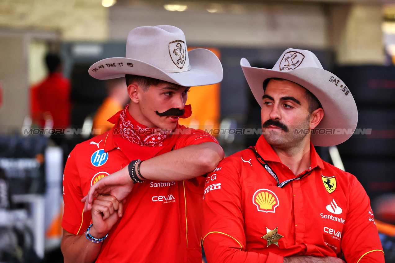 GP STATI UNITI, Oliver Bearman (GBR) Ferrari Reserve Driver (Left).

19.10.2024. Formula 1 World Championship, Rd 19, United States Grand Prix, Austin, Texas, USA, Sprint e Qualifiche Day.

 - www.xpbimages.com, EMail: requests@xpbimages.com © Copyright: Coates / XPB Images