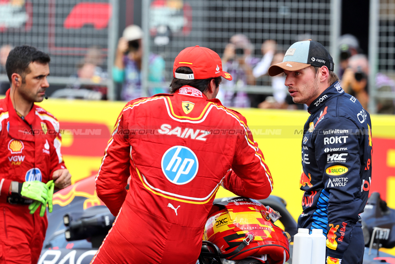 GP STATI UNITI, Sprint winner Max Verstappen (NLD) Red Bull Racing with Carlos Sainz Jr (ESP) Ferrari in parc ferme.

19.10.2024. Formula 1 World Championship, Rd 19, United States Grand Prix, Austin, Texas, USA, Sprint e Qualifiche Day.

- www.xpbimages.com, EMail: requests@xpbimages.com © Copyright: Bearne / XPB Images