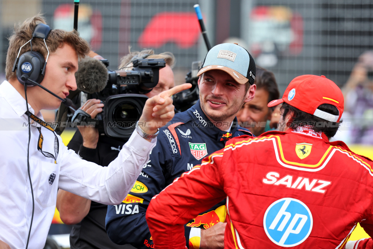 GP STATI UNITI, Sprint winner Max Verstappen (NLD) Red Bull Racing with Carlos Sainz Jr (ESP) Ferrari in parc ferme.

19.10.2024. Formula 1 World Championship, Rd 19, United States Grand Prix, Austin, Texas, USA, Sprint e Qualifiche Day.

- www.xpbimages.com, EMail: requests@xpbimages.com © Copyright: Bearne / XPB Images