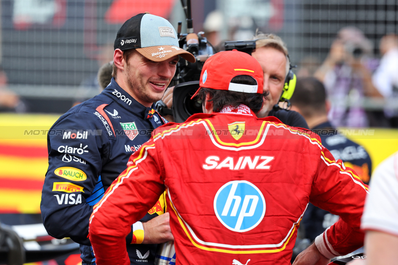 GP STATI UNITI, Sprint winner Max Verstappen (NLD) Red Bull Racing with Carlos Sainz Jr (ESP) Ferrari in parc ferme.

19.10.2024. Formula 1 World Championship, Rd 19, United States Grand Prix, Austin, Texas, USA, Sprint e Qualifiche Day.

- www.xpbimages.com, EMail: requests@xpbimages.com © Copyright: Bearne / XPB Images