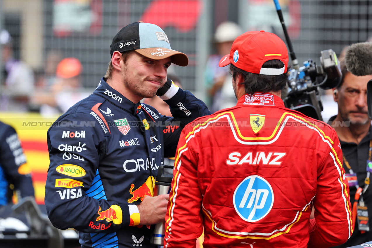 GP STATI UNITI, Sprint winner Max Verstappen (NLD) Red Bull Racing with Carlos Sainz Jr (ESP) Ferrari in parc ferme.

19.10.2024. Formula 1 World Championship, Rd 19, United States Grand Prix, Austin, Texas, USA, Sprint e Qualifiche Day.

- www.xpbimages.com, EMail: requests@xpbimages.com © Copyright: Bearne / XPB Images