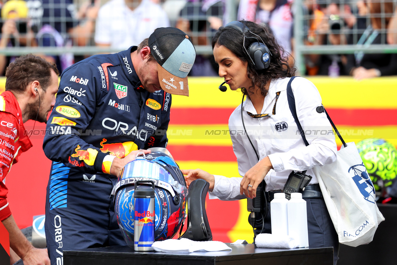 GP STATI UNITI, Gara winner Max Verstappen (NLD) Red Bull Racing in Sprint parc ferme.

19.10.2024. Formula 1 World Championship, Rd 19, United States Grand Prix, Austin, Texas, USA, Sprint e Qualifiche Day.

- www.xpbimages.com, EMail: requests@xpbimages.com © Copyright: Bearne / XPB Images